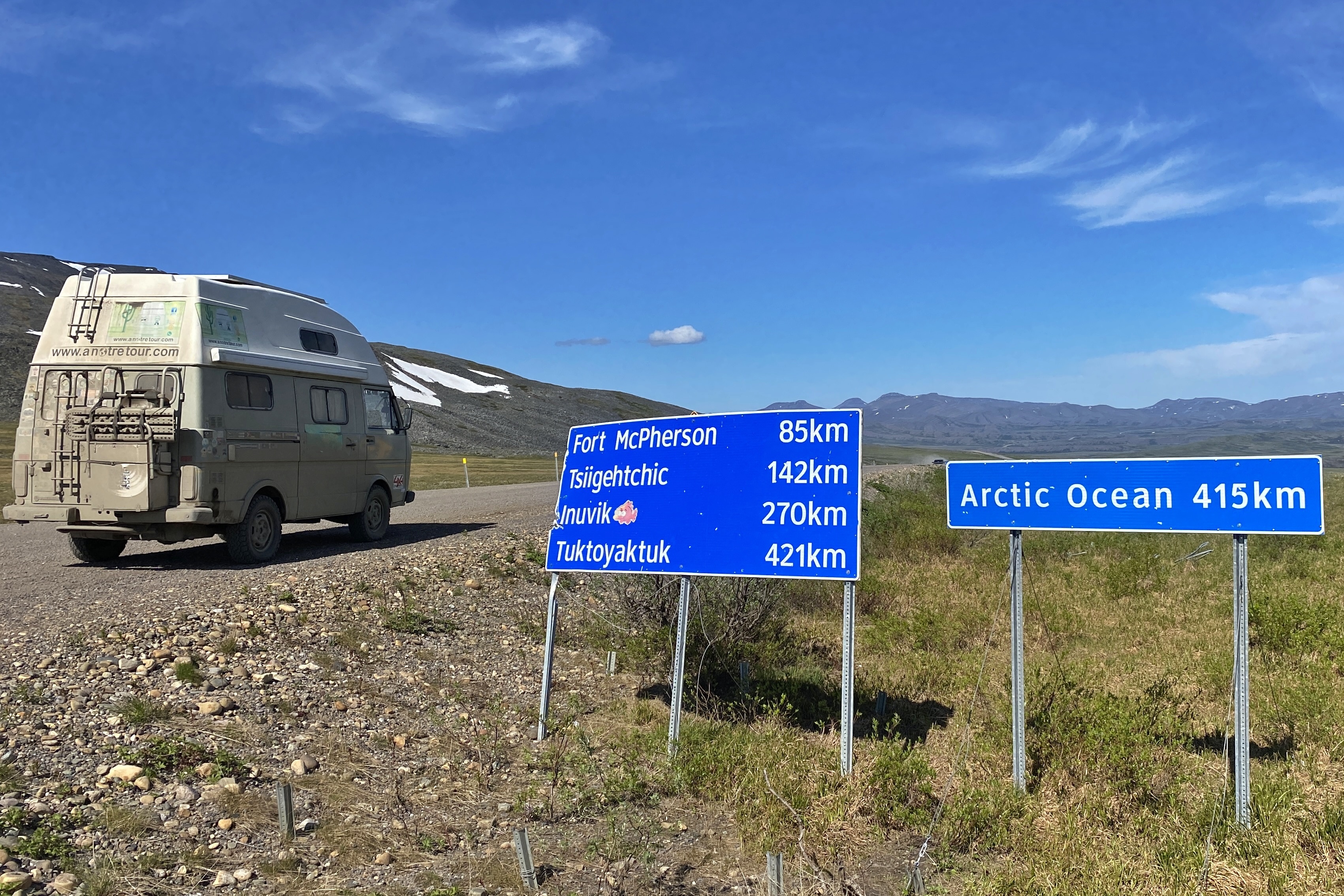 Oscar sur la Dempster Highway vers Inuvik et Tuktoyaktuk